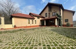 Proprietate versatilă cu două apartamente și casă cu trei nivele