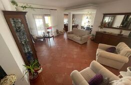 Proprietate versatilă cu două apartamente și casă cu trei nivele