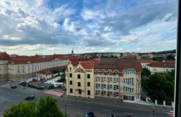 Apartament de 3 camere , zona centrala