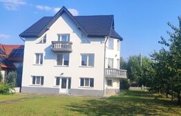 Casa de vanzare P+E+M, doua garaje si teren peste 900 mp in cartierul Nufarul