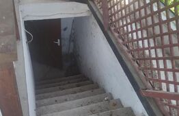 Casa de vanzare P+E+M, doua garaje si teren peste 900 mp in cartierul Nufarul