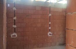 Super oferta, casa la cheie, la intrare in Santandrei in spate la Mega Images