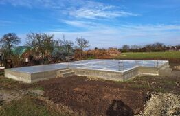 Casa semifinisata cu garduri la doar 15 km de Oradea 