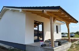 Casa semifinisata cu garduri la doar 15 km de Oradea 