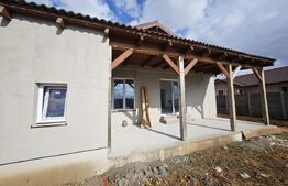 Casa  la alb la Santandrei