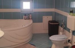 Casa cu 6 camere, 294 mp, zona-Nufarul