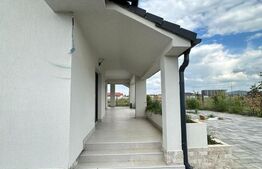 Casa cu 4 dormitoare, 4 bai si 2 bucatarii, terasa si beci  de vanzare in Oradea