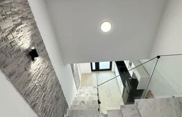 Casa cu 4 dormitoare, 4 bai si 2 bucatarii, terasa si beci  de vanzare in Oradea