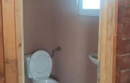 Casa de vanzare, cu 6 camere, 220 mp + 130 demisol, in Oradea