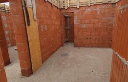 Casa noua in Santandrei , racordata la toate utilitatile si gard imprejmuitor