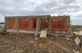Casa noua in Santandrei , racordata la toate utilitatile si gard imprejmuitor