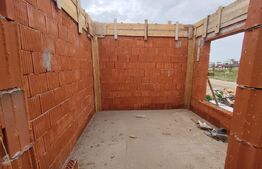 Casa noua in Santandrei , racordata la toate utilitatile si gard imprejmuitor