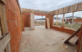 Casa noua in Santandrei , racordata la toate utilitatile si gard imprejmuitor