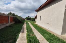 De vanzare casa mobilata complet, racordata la toate utilitatile in Santandrei