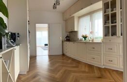 Vilă Luxoasa cu Piscină Exterioară, Podgoria, 150 mp