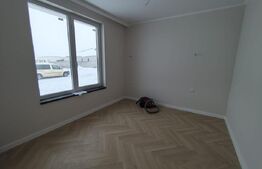 Casa finisata la cheie racordata la toate utilitatile in Santandrei