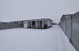 Casa finisata la cheie racordata la toate utilitatile in Santandrei