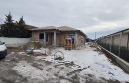 Casa finisata la cheie la intrare in Santandrei racordata la toate utilitatile 