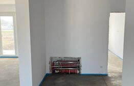Vand casa individuala Santandrei cu gard de imprejmuire din placi de beton