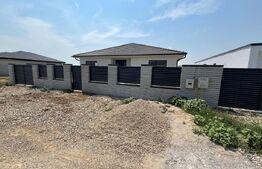 Vand casa individuala Santandrei cu gard de imprejmuire din placi de beton