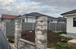 Casa individuala Oradea, zona linistita, cu gard imprejmuire din placi de beton 