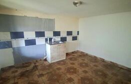 Casă cu 2 camere, renovată, teren generos – liniște la doar 25 min de oras