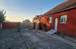 Casă cu 2 camere, renovată, teren generos – liniște la doar 25 min de oras