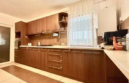 Apartament cu 3 camere, în curte privată
