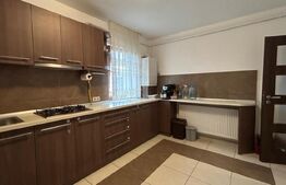 Apartament cu 3 camere, în curte privată