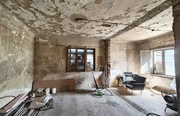 Casa renovabila central, aproape de Magheru, curte comuna, teren