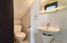 Casa ultracentrala pe 2 niveluri, 2 bai, curte comuna 3 vecini