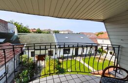 Casa ultracentrala pe 2 niveluri, 2 bai, curte comuna 3 vecini