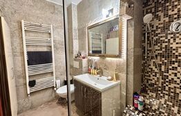 Apartament cu 3 camere și 2 băi, curte comuna, centrală pe gaz, ultracentral