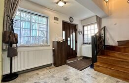 Apartament cu 3 camere și 2 băi, curte comuna, centrală pe gaz, ultracentral