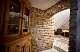Apartament cu 3 camere și 2 băi, curte comuna, centrală pe gaz, ultracentral