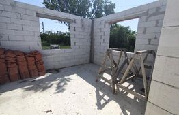 Casa de vanzare, la rosu, 3 camere, 90 mp, in Les