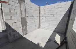 Casa de vanzare, la rosu, 3 camere, 90 mp, in Les