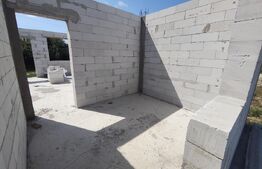 Casa de vanzare, la rosu, 3 camere, 90 mp, in Les