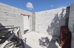 Casa de vanzare, la rosu, 3 camere, 90 mp, in Les