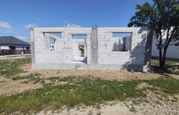 Casa de vanzare, la rosu, 3 camere, 90 mp, in Les