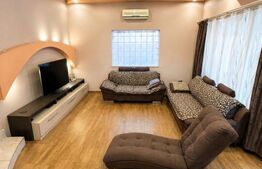 Casa de vanzare cu 5 camere, 298 mp, Cartierul Rogerius 