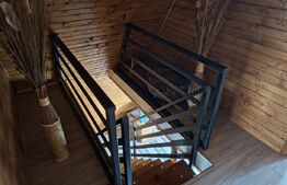 Casă A-Frame cu godpodarie completă și proprietate deosebită pe 9.587 mp 