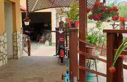 Casă cu 5 camere, 660 mp teren, zona centrală!