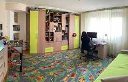 Apartament de 3 camere, 80 mp, decomandat, într-o zonă ușor accesibilă