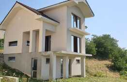 Casă pe deal, 170 mp, teren de 635 mp, priveliște panoramică!