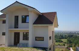 Casă pe deal, 170 mp, teren de 635 mp, priveliște panoramică!