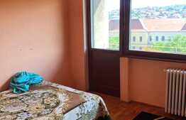 Apartament de 3 camere, 55 mp, 1 baie și 1 bucătărie semidecomandată, zona centrală