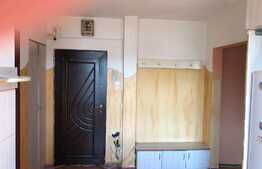 Apartament de 3 camere, 55 mp, 1 baie și 1 bucătărie semidecomandată, zona centrală