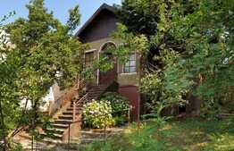 Casă cu teren de 900 mp - la 3 minute de centru