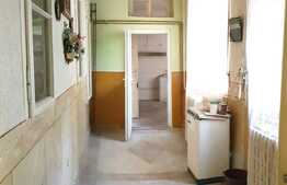 Casă cu teren de 900 mp - la 3 minute de centru